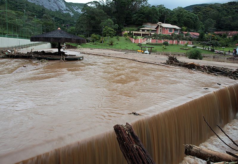 Las torrenciales lluvias han provocado desilizamientos de tierra que han sepultado las viviendas construidas principalmente en las faldas de las montañas.