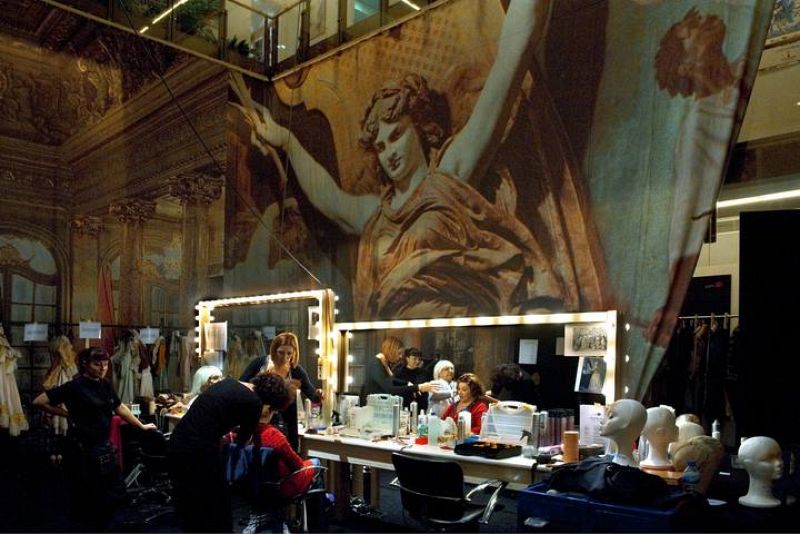  Es el camerino de transformación de Beaumarchais, donde trabaja Antoñita con el equipo del Español.