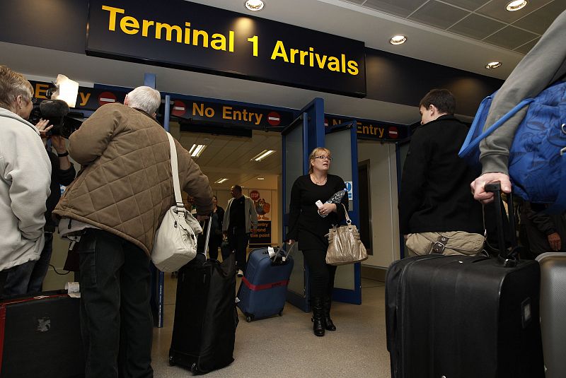 Un grupo de turistas en el aeropuerto de Manchester tras regresar de Túnez por los disturbios.