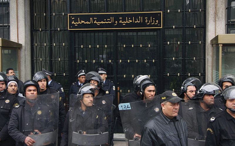 Agentes de policía protegen las instalaciones del Ministero del Interior en Túnez.