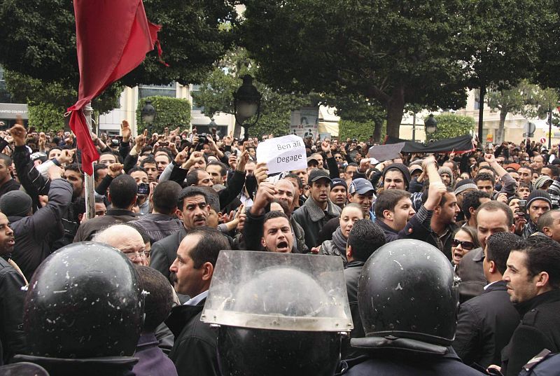Los manifestantes gritan consignas contra el presidente tunecino que finalmente ha abandonado el país.