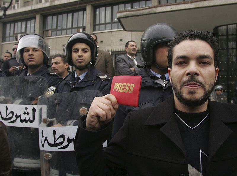 El periodista tunecino Samir Sassi (d) participa en una protesta realizada en las calles del centro de Túnez contra el presidente, Zine el Abidine Ben Alí