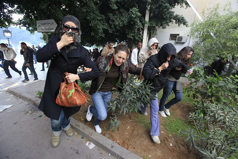 Ben Alí ha destituido al Gobierno y decidió convocar elecciones legislativas anticipadas en un plazo de seis meses antes de abandonar el país.