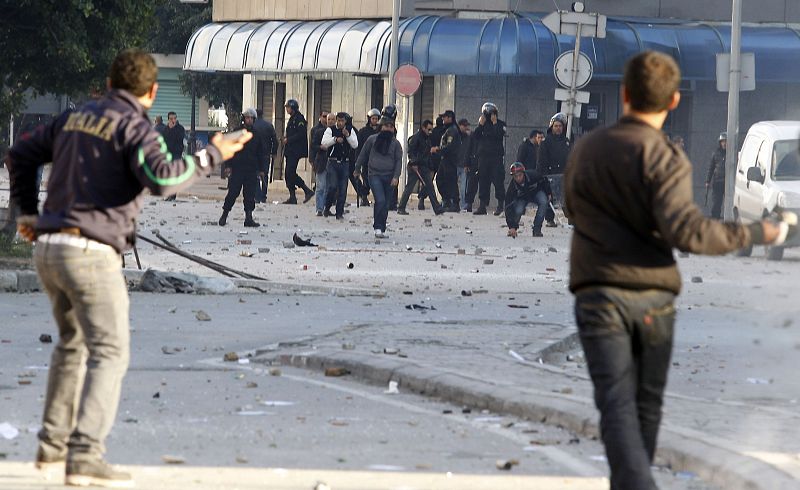 Los manifestantes se enfrenta a la policía en Túnez