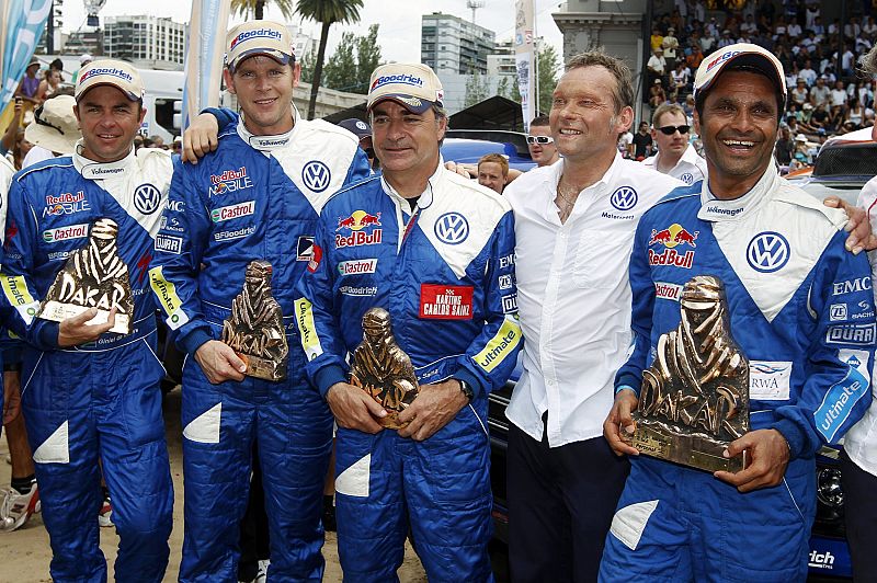 El equipo de Carlos Sáinz y Al-Attiyah, al completo.