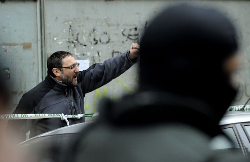 Txelui Moreno, portavoz de Batasuna, levanta el puño ante la Guardia Civil tras el arresto de su hijo.