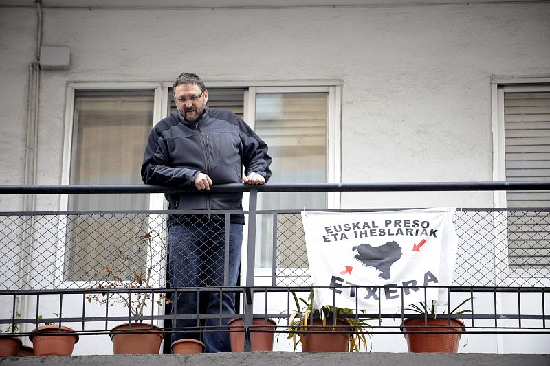 El portavoz de Batasuna, Txelui Moreno, mira desde su balcón tras el arresto de su hijo en el domicilio familiar.