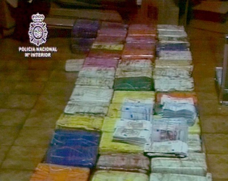 Se han encontrado además varios vehículos de alta gama, 470 móviles y dos millones de euros en efectivo.