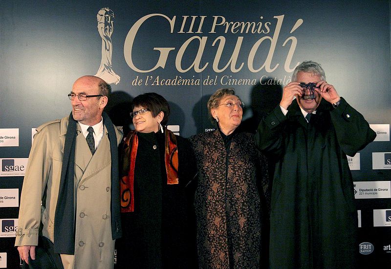 Foto de grupo del equipo de la película "Bicicleta cullera poma", con Pasqual Maragall (d) acompañado de su mujer Diana Garrigosa (2-d), durante la gala de los Premios Gaudí celebrada esta noche en Barcelona.