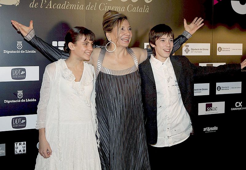 Marina Comas (i), Isona Passola (c) i Francesc Colomer, de la película "Pa Negre", que parte como favorita en los Premios Gaudí de la Academia del Cine de Cataluña con quince nominaciones, durante la gala celebrada esta noche en Barcelona.