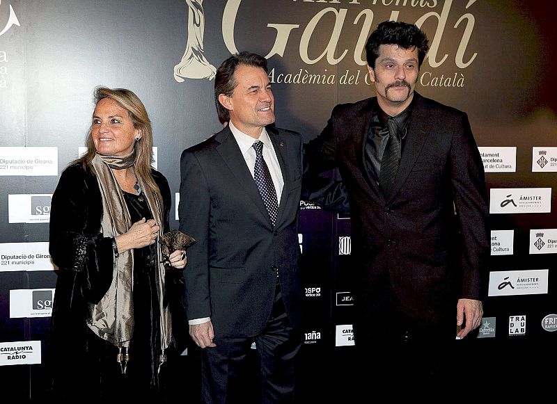 El presidente de la Generalitat, Artur Mas (c), su mujer, Helena Rakosnik, y el presidente de los premios, Joel Joan (d), durante la gala de los Premios Gaudí celebrada esta noche en Barcelona.