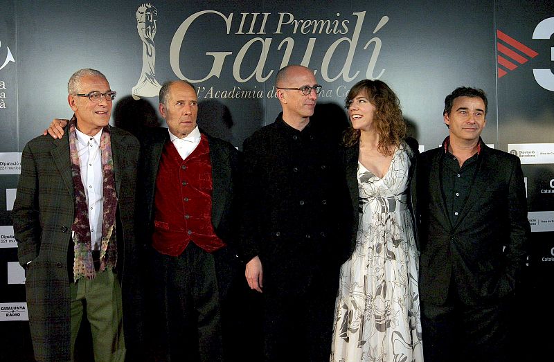 El equipo de la película "La mosquitera", entre ellos el actor Eduard Fernández (d), premio a mejor actor, a su llegada a la gala de entrega de los Premios Gaudí celebrada esta noche en Barcelona.