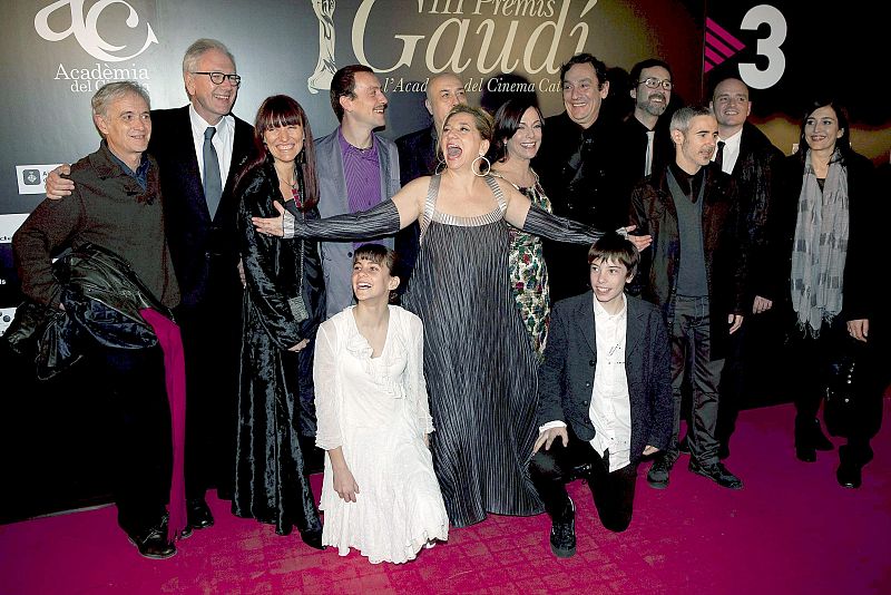 Foto de grupo del equipo de la película "Pa Negre", que parte como favorita en los Premios Gaudí de la Academia del Cine de Cataluña con quince nominaciones, durante la gala celebrada esta noche en Barcelona.