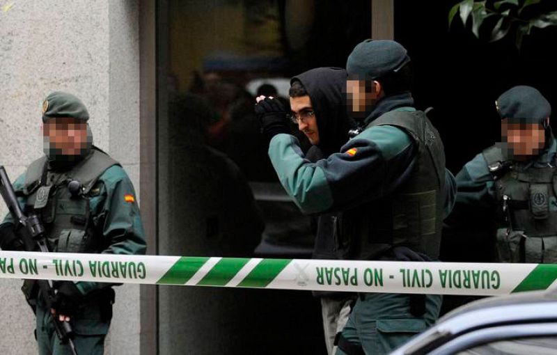 Agentes de la Guardia Civil se llevan detenido a Iker Moreno, hijo del portavoz de Batasuna, por su relación con Ekin.