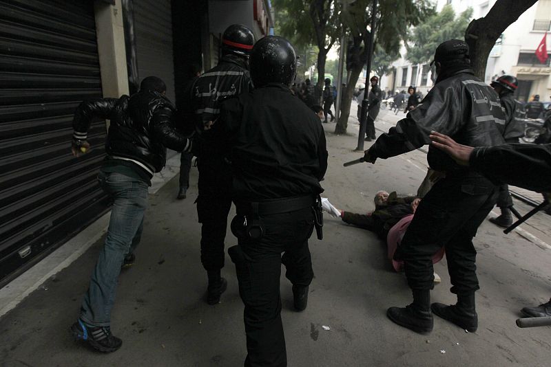 Una mujer cae al suelo cuando la policía antidisturbios disolvía una manifestación en Túnez