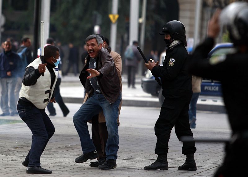 La Policía antidisturbios arremete contra un manifestante en Túnez