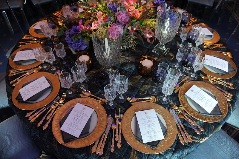 Detalle de una mesa preparada en el Cuarto Rojo de la Casa Blanca antes de la cena ofrecida por el presidente de EE.UU., Barack Obama, a su par chino, Hu Jintao.