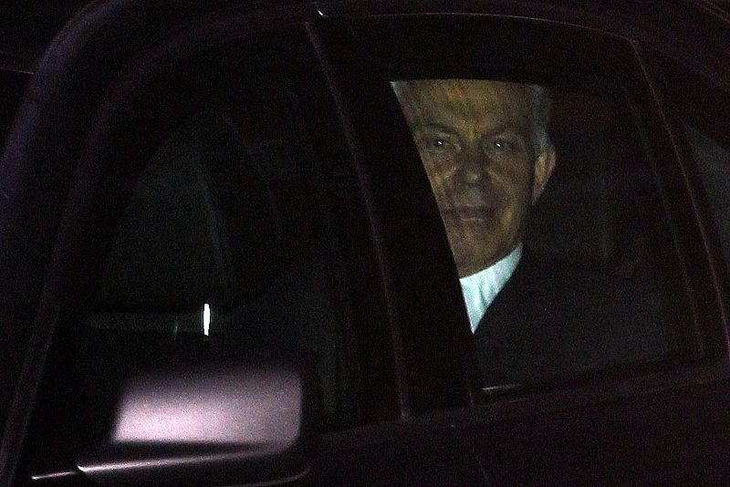 El político britanico en su coche a su llegada a la comisión