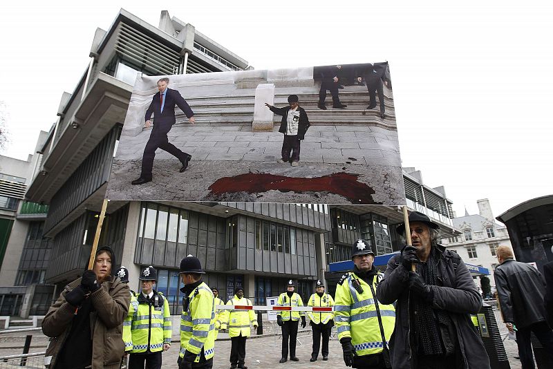 Algunos manifestantes esperaban la llegada de Blair con fotomontajes con los que increparle