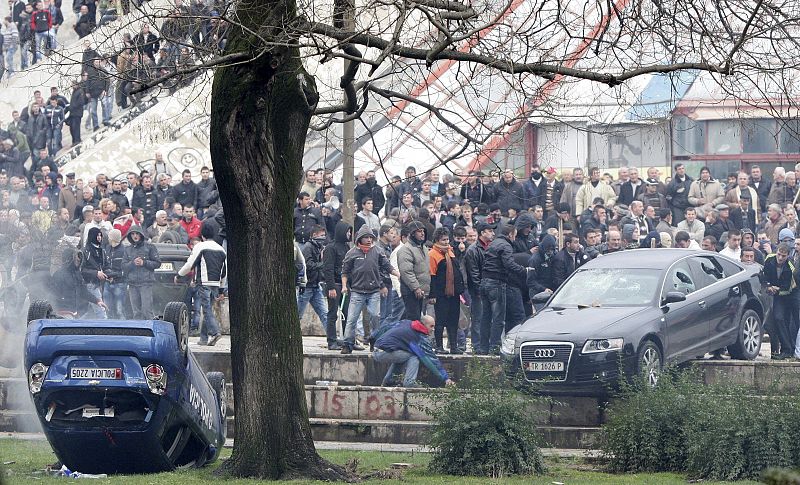 Coches volcados durante los choques entre la policía y los manifestantes en Albania