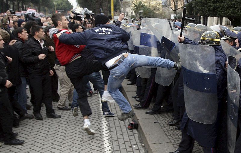 MANIFESTACIÓN EN TIRANA