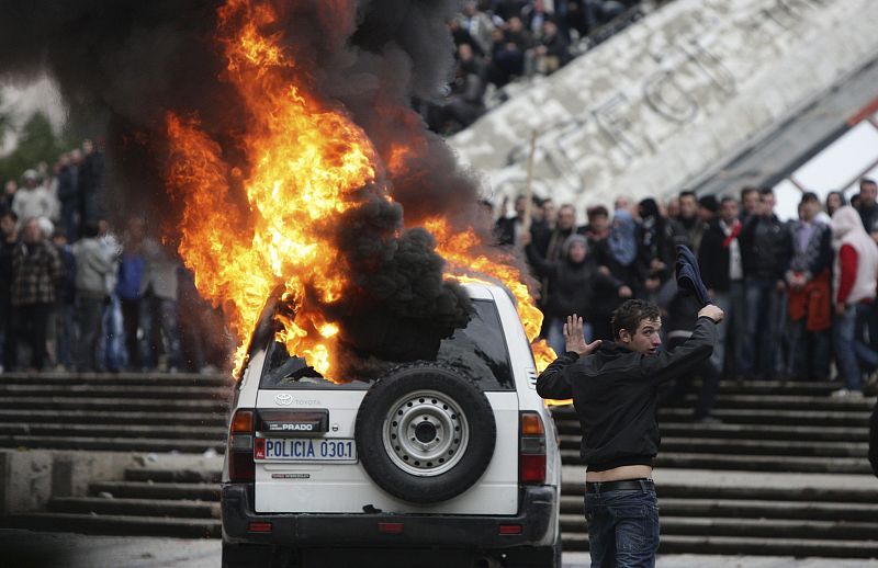 Un vehículo policial arde durante una manifestación en Albania