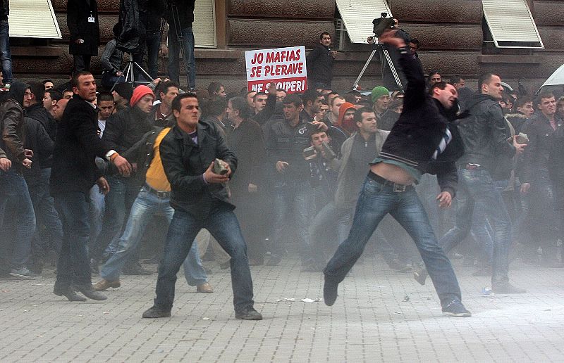 Los manifestantes acusan de corrupto al gobierno de Sali Berisha.