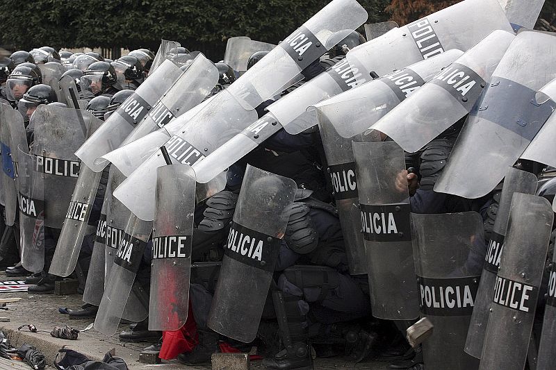 La policía trata de proteger el edificio del gobierno.