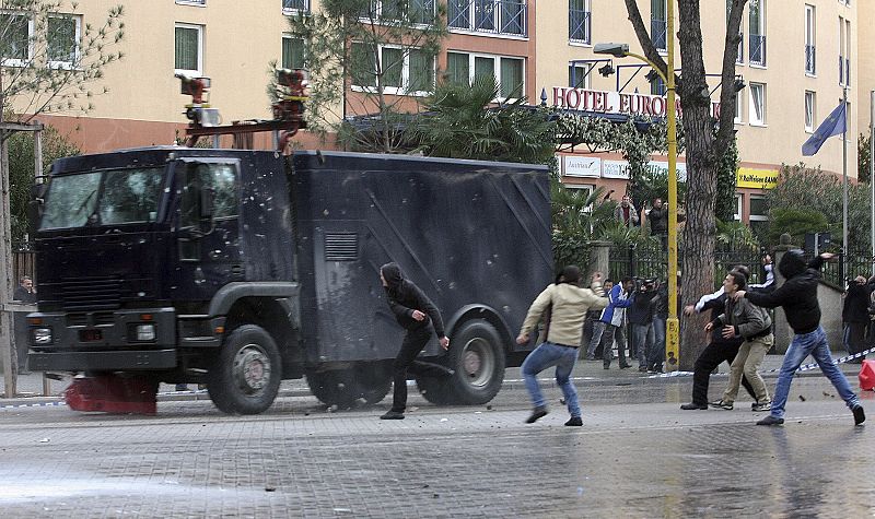 Los manifestantes han atacado con pedradas a la policía.