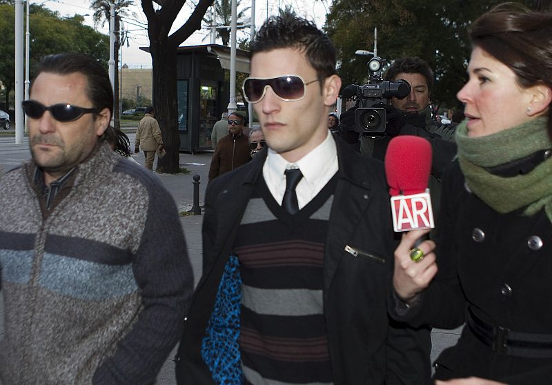 Samuel Benitez, amigo del acusado, llega al edificio de la Audiencia de Sevilla donde en el Juzgado de Menores número 3 comienza la vista oral, a puerta cerrada, contra el menor acusado por los hechos que desembocaron en el asesinato de la joven Mart
