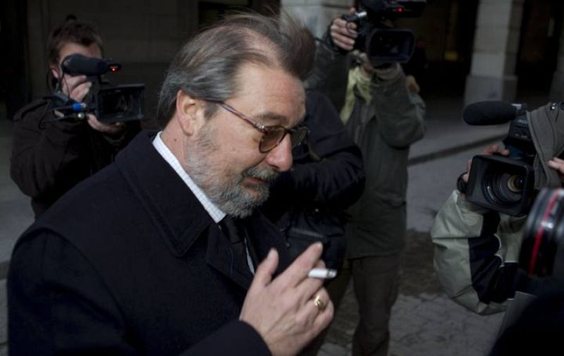 El abogado del acusado, Fernando de Pablo, a su llegada a la Audiencia de Sevilla, donde ha pedido la nulidad del caso porque su cliente declaró y reconstruyó los hechos sin estar presente su defensa ni sus padres. 