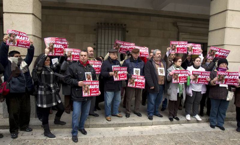 Amigos y familiares de Marta de Castillo se concentran a las puertas de la Audiencia.
