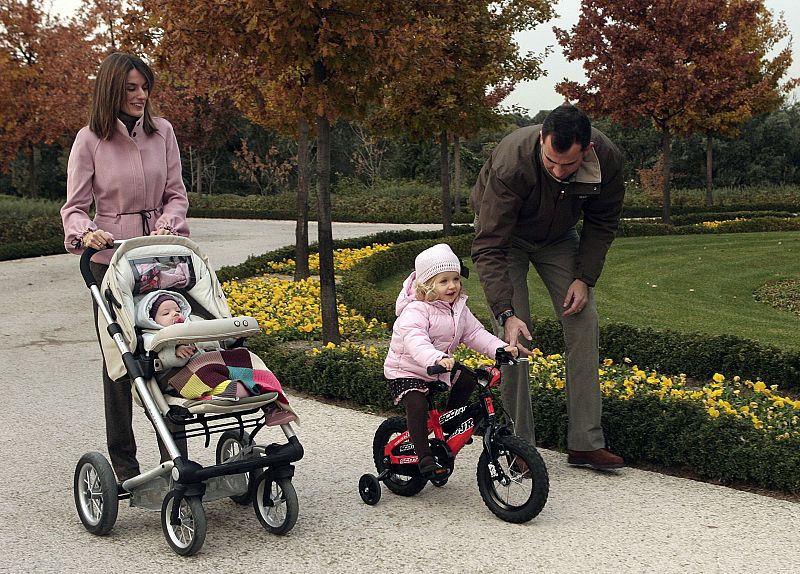 Los Príncipes de Asturias pasean con sus hijas por los jardines de su residencia.