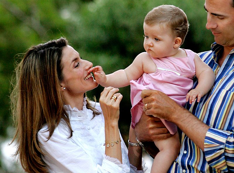 Desde el nacimiento de la infanta Leonor, los Príncipes de Asturias han derrochado sonrisas y gestos de cariño con sus hijas ante los medios de comunicación.