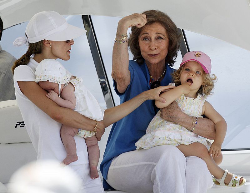 La princesa Letizia asiste con sus hijas, Leonor y Sofía (en sus brazos), y con la reina Sofía a una de las regatas de la Copa del Rey en julio de 2007.