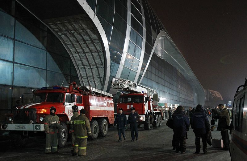 Bomberos en el aeropuerto de Moscú