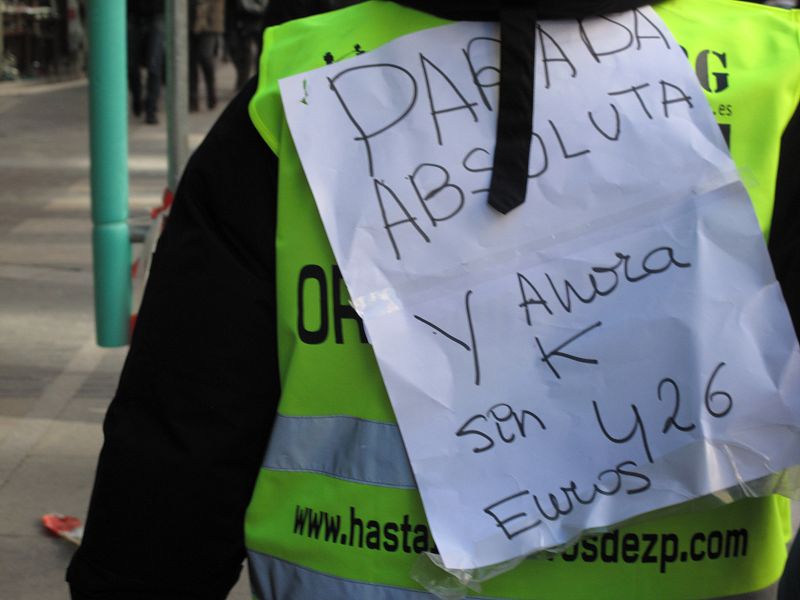 Mensaje que portaba a sus espaldas la manifestante que encabezaba la cadena humana desde la Plaza de Neptuno hasta el Palacio de la Moncloa.