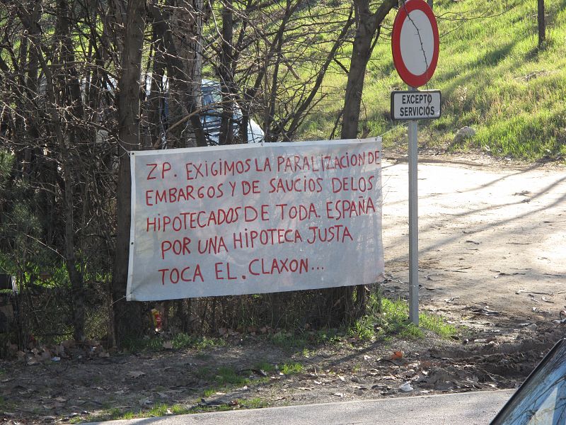 Cartel reivindicativo contra los desahucios en las cercanías del Palacio de la Moncloa.