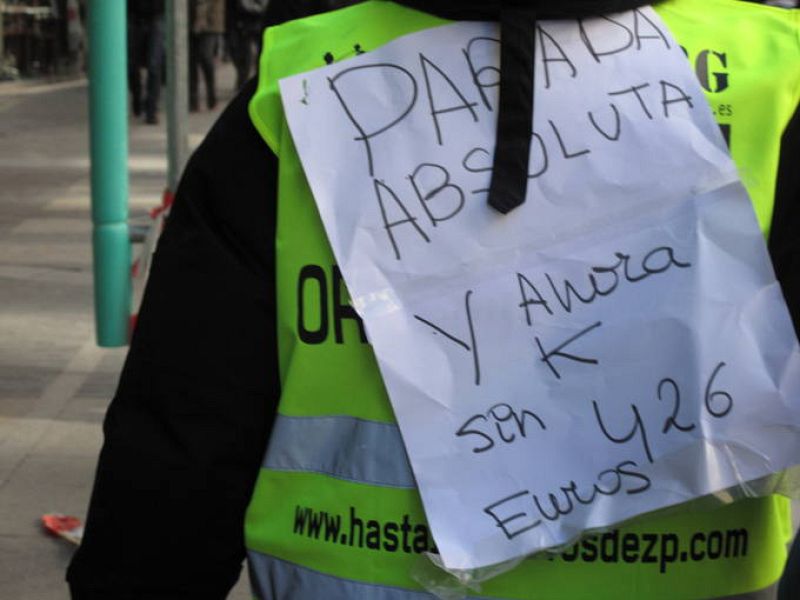  Mensaje que portaba a sus espaldas la manifestante que encabezaba la cadena humana desde la Plaza de Neptuno hasta el Palacio de la Moncloa.