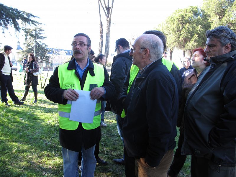 Luis Fernández, presidente de la Asociación Nacional de Parados, ADESORG, a la izquierda, junto a algunos participantes en la cadena humana de parados.