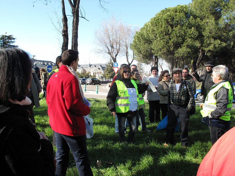 Una parte de la cadena humana de parados a su llegada al Palacio de la Moncloa, donde este lunes, han hecho entrega de una carta con sus reivindicaciones.