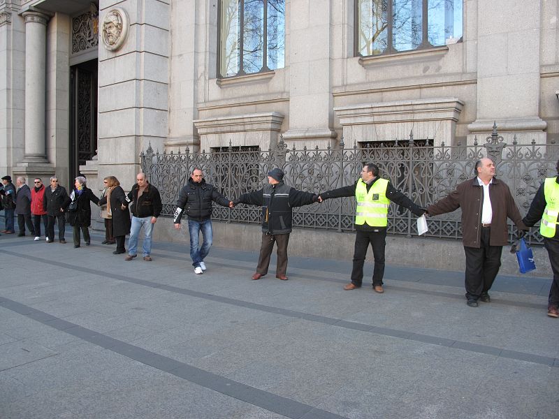 La cadena de parados pasa frente al Banco de España.