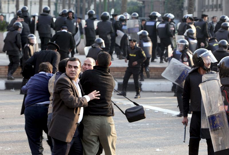 La protesta, al calor de las manifestaciones que terminaron con la salida del poder del presidente tunecino, Ben Ali, fue convocada en foros de internet.