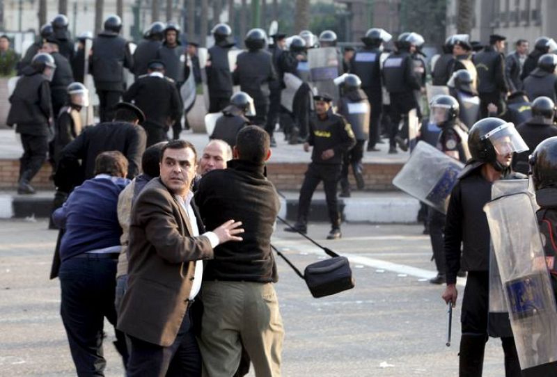 La protesta, al calor de las manifestaciones que terminaron con la salida del poder del presidente tunecino, Ben Ali, fue convocada en foros de internet.