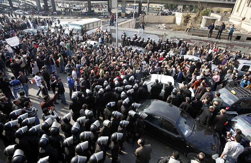 Alrededor de 2.000 personas se han manifestado en el centro de El Cairo, una manifestación que ha terminado en fuertes enfrentamientos.