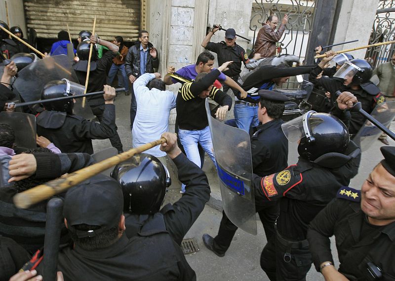 La policía golpea a los manifestantes con palos en El Cairo.