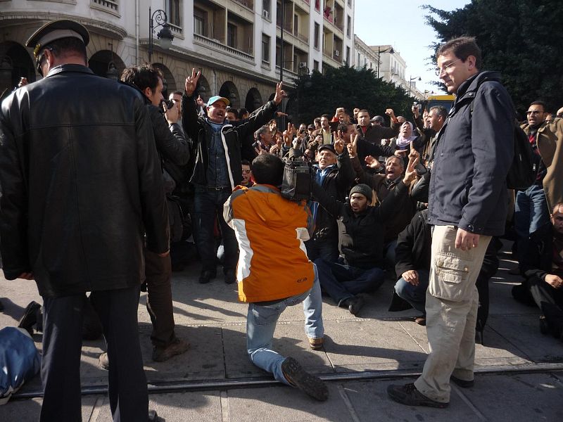 Carlos Dias Oliván y José Jiménez en medio de una manifestación
