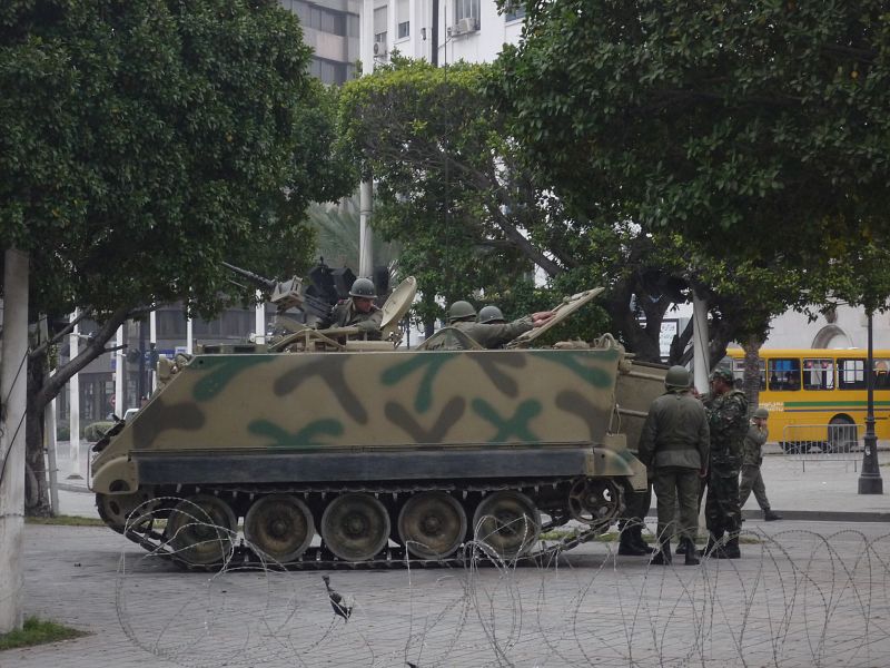 Carro de combate defendiendo el ministerio del interior en Túnez