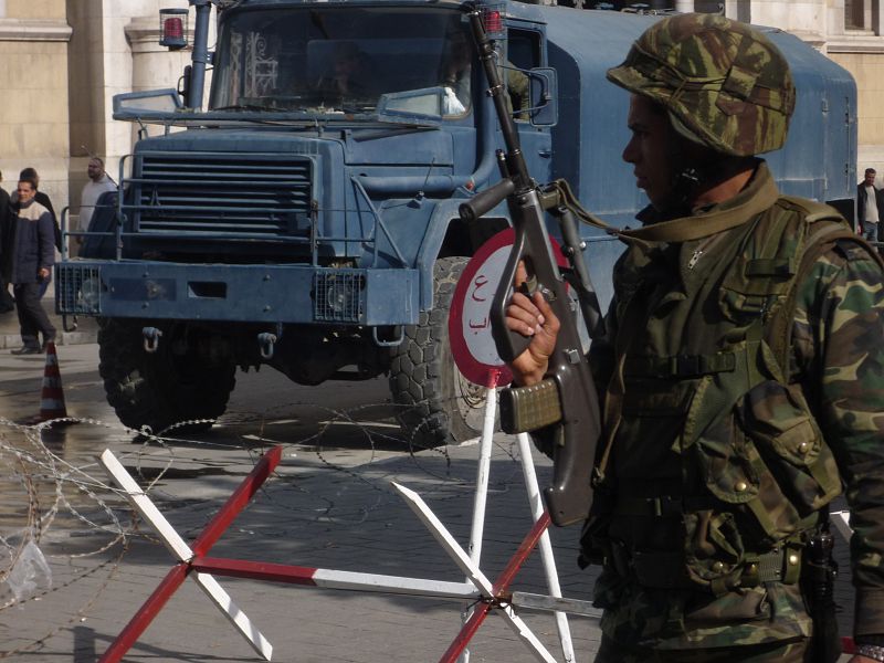 Ejército apostado en el bulevar Bourghiba