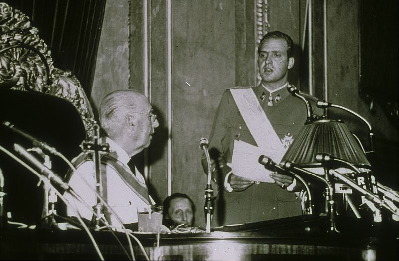 Don Juan Carlos pronuncia ante Franco su discurso de aceptación como heredero el 22 de junio de 1969.